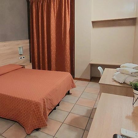 Hotel Trotter Leno Bagian luar foto