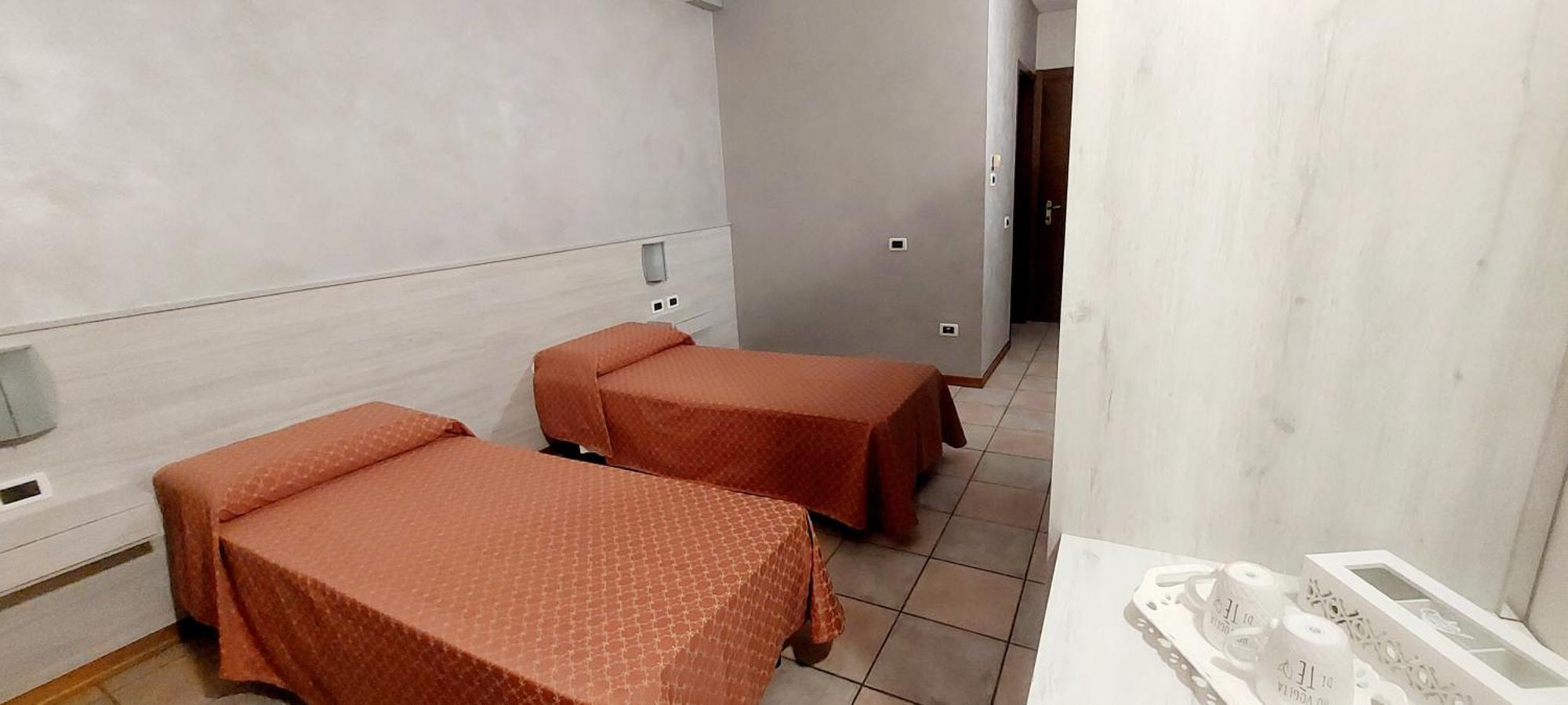 Hotel Trotter Leno Bagian luar foto