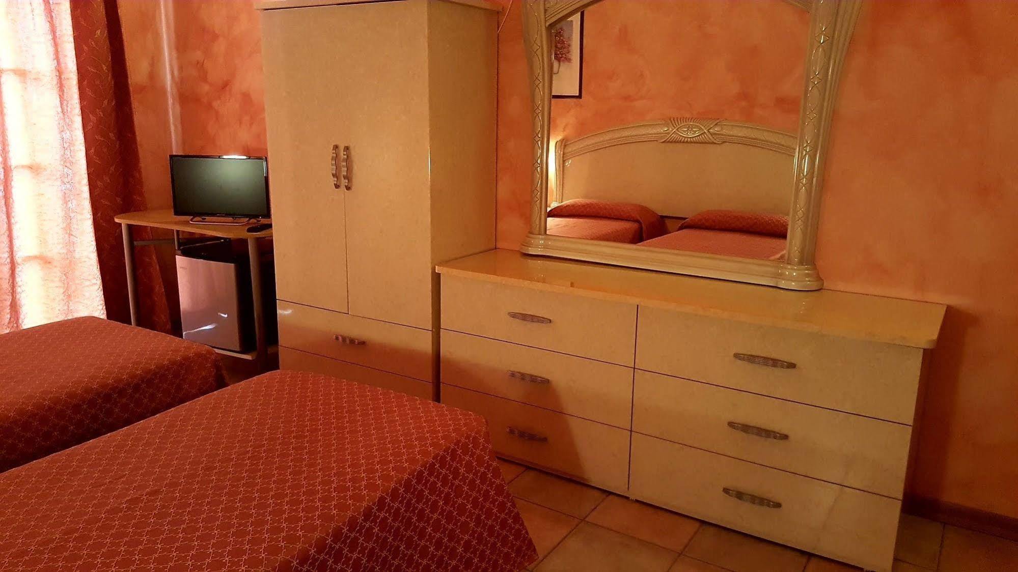 Hotel Trotter Leno Bagian luar foto
