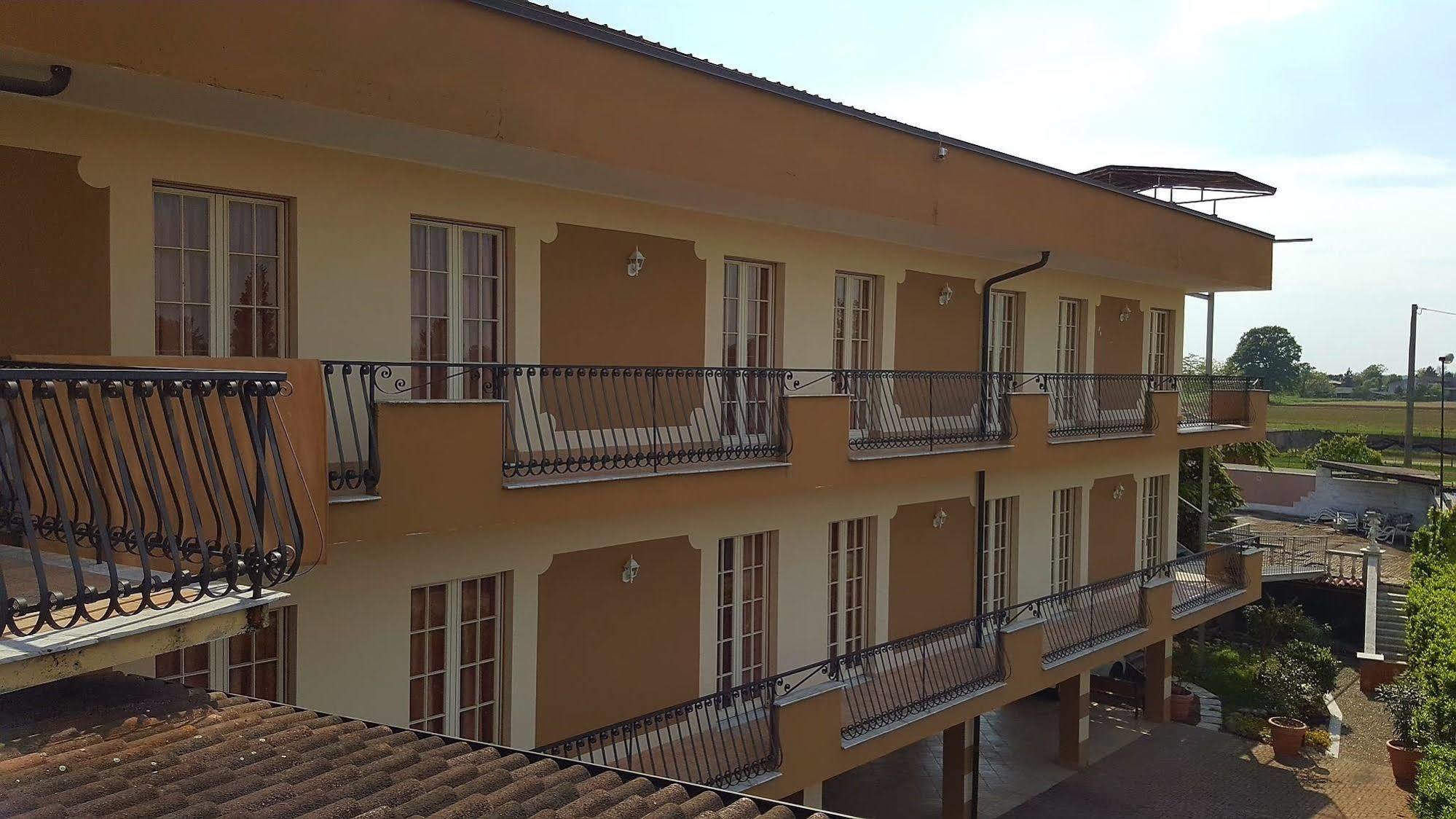 Hotel Trotter Leno Bagian luar foto